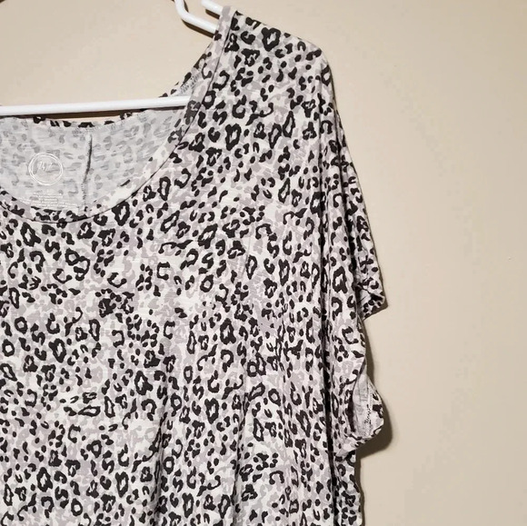 Maurices 24/7 Women's size 2 Short Sleeve Leopard Print T-shirt Top - Picture 2 of 5